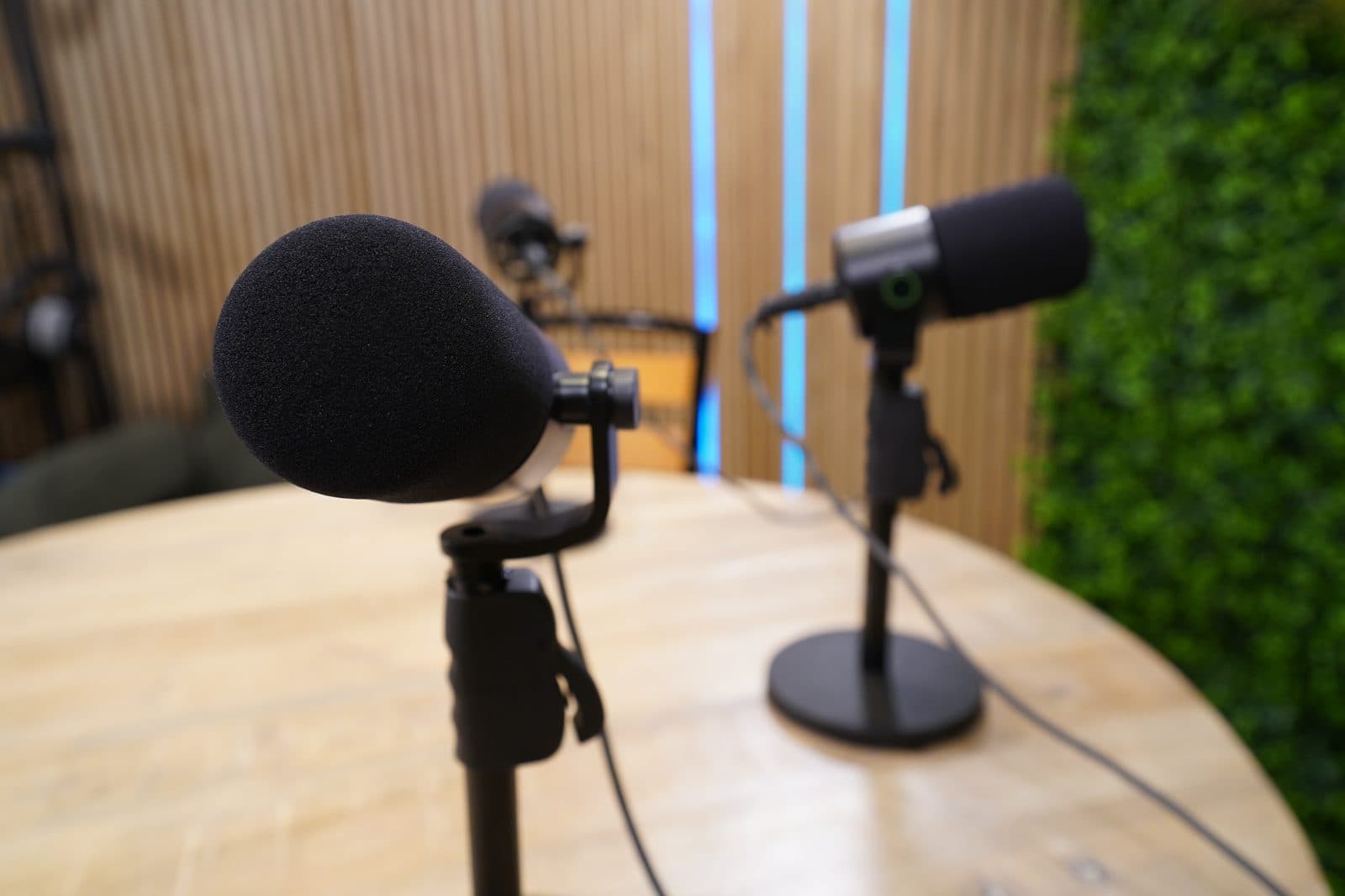 Podcastmicrofoons op de houten tafel in de podcaststudio