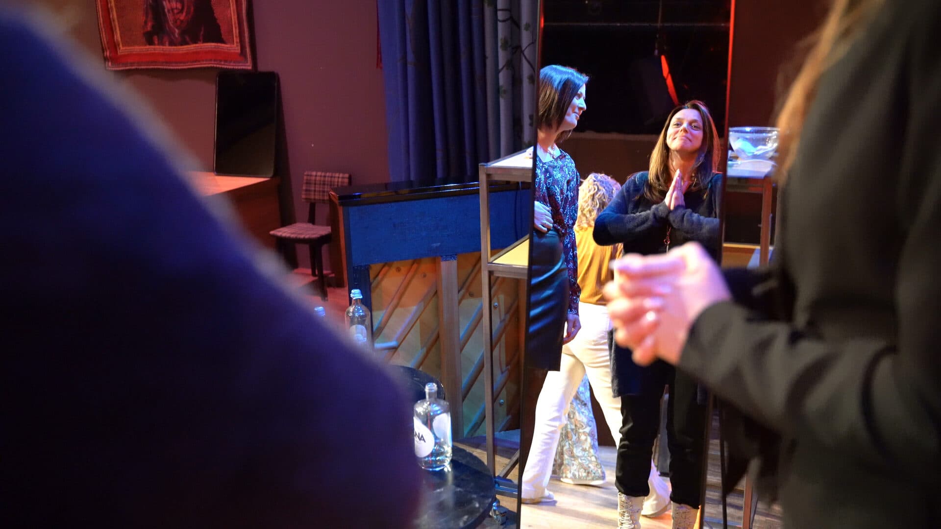 Sfeermoment backstage tijdens een cabaretvoorstelling