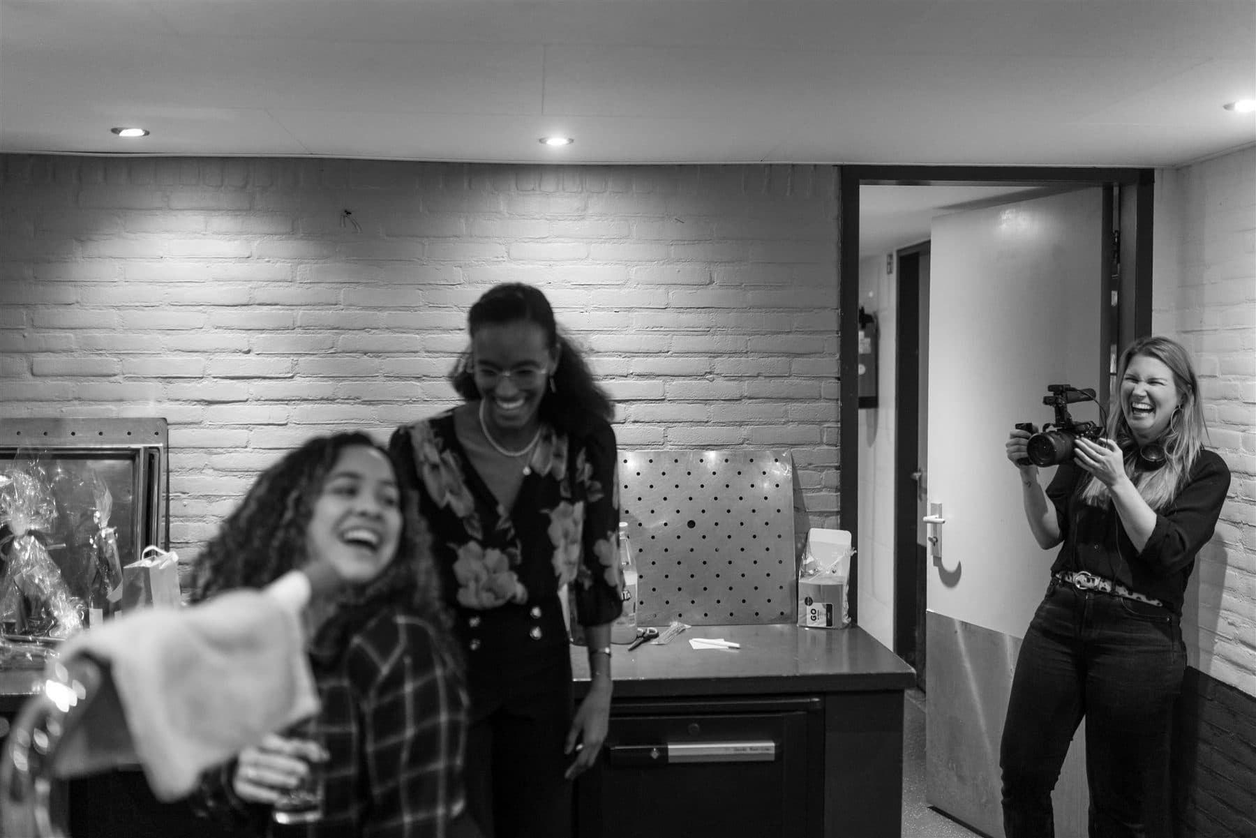 Irene legt backstage een spontaan moment vast tussen twee gasten
