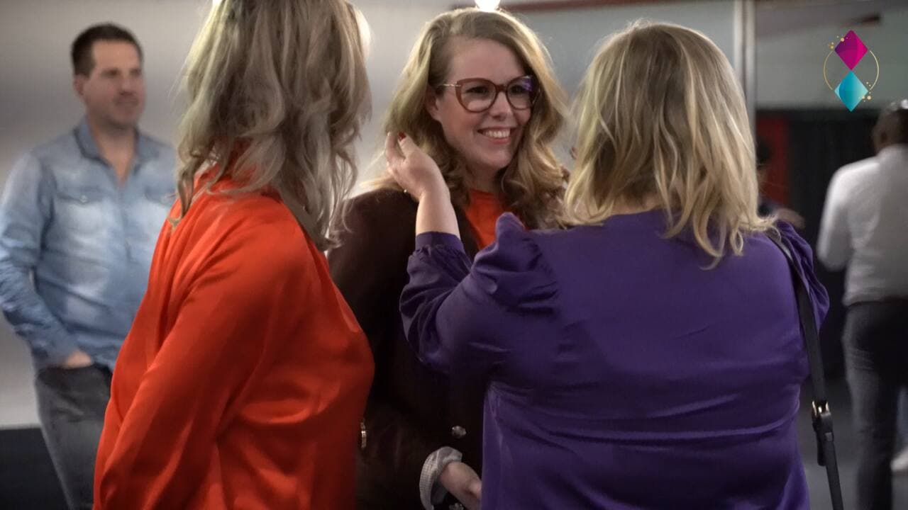 Deelnemers omhelzen elkaar tijdens een boeklancering