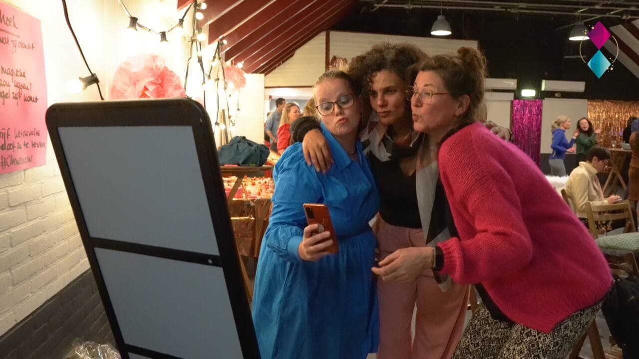Selfiemoment tijdens een boeklancering