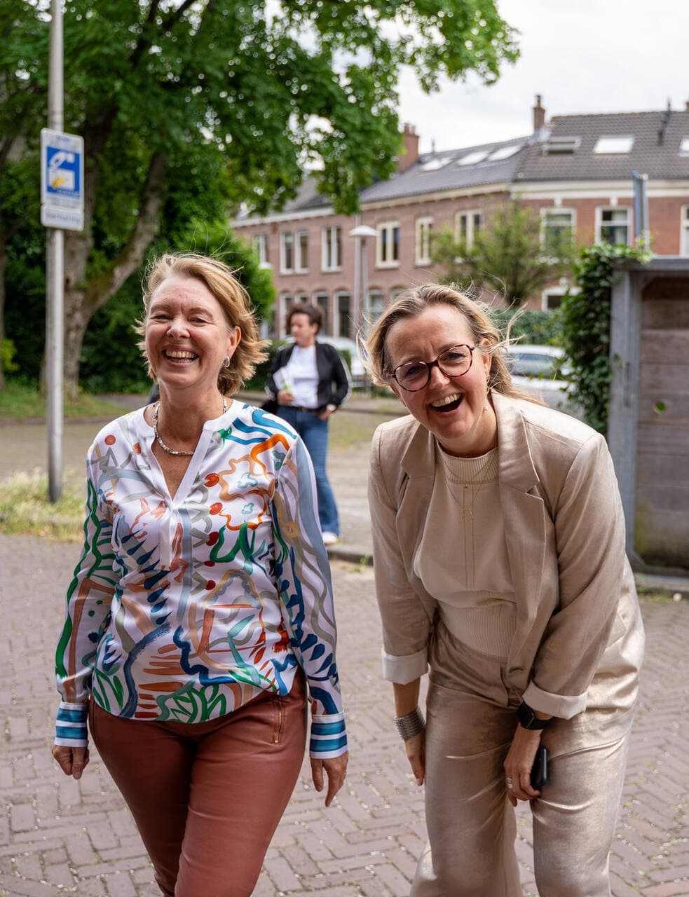 Twee deelnemers lachend onderweg naar een event