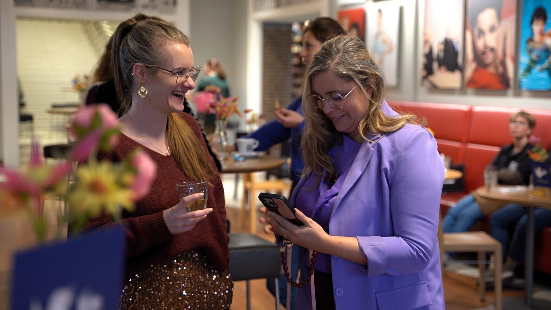 Netwerkmoment tijdens een borrel