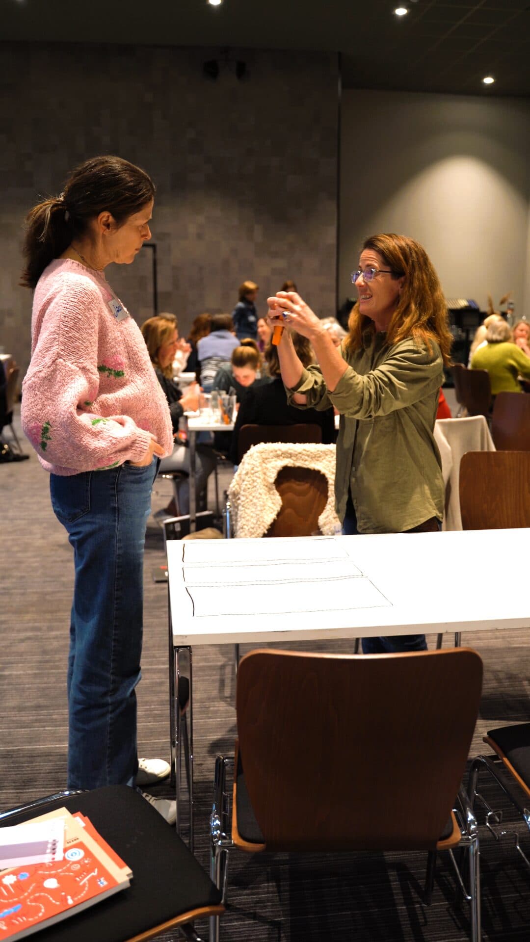 Deelnemer maakt een foto tijdens een workshop
