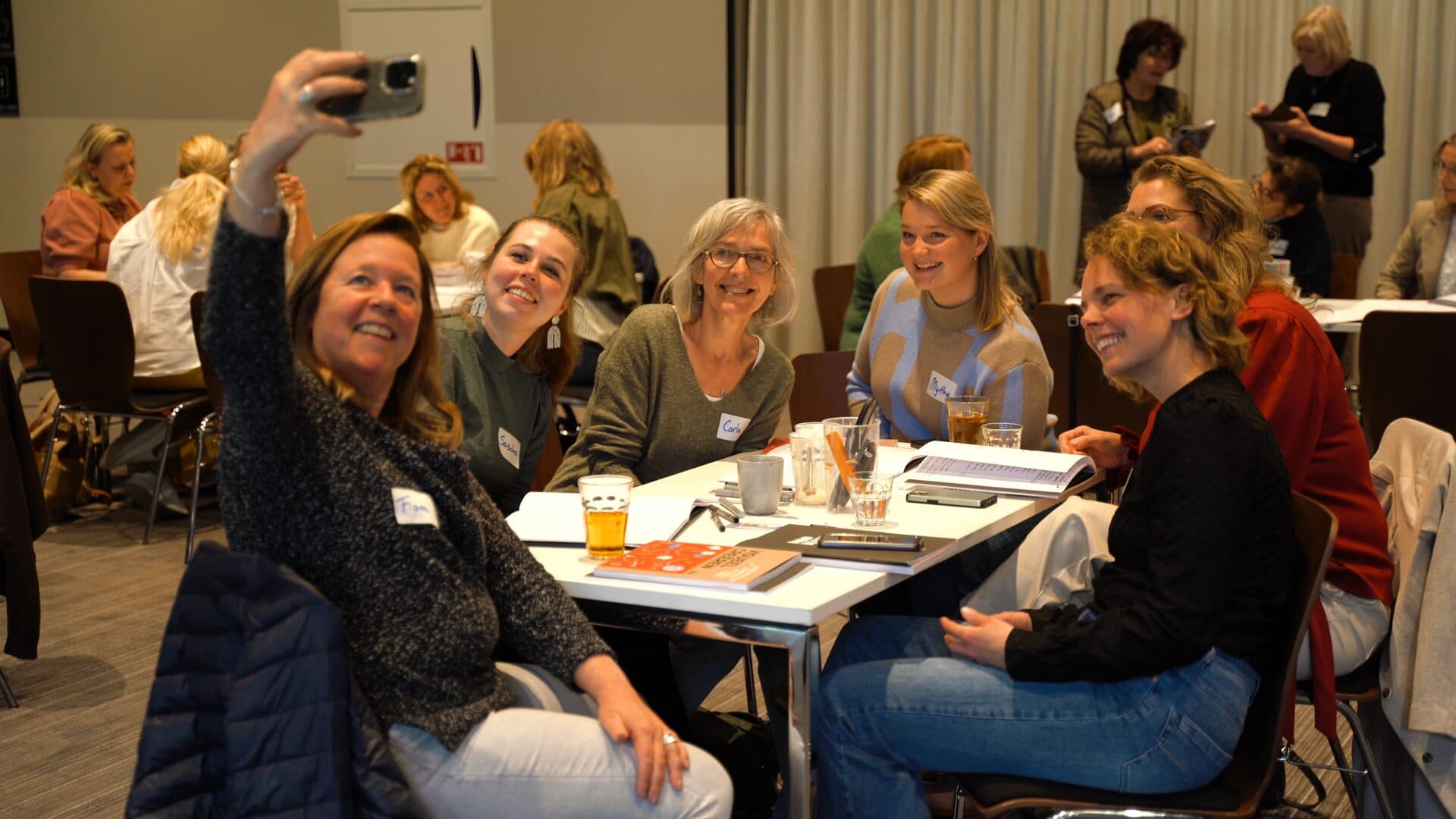 Groep neemt een selfie tijdens een netwerkevent