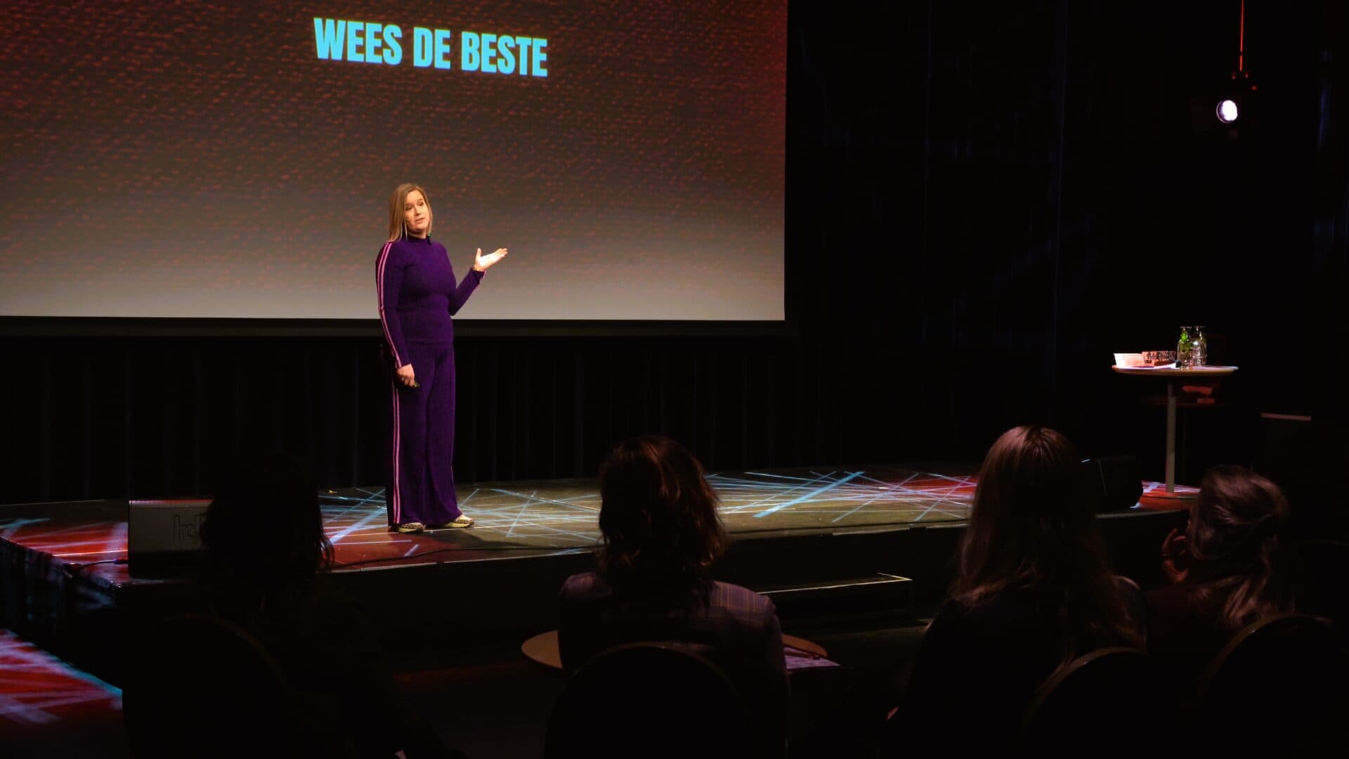Spreker op het podium tijdens een keynote