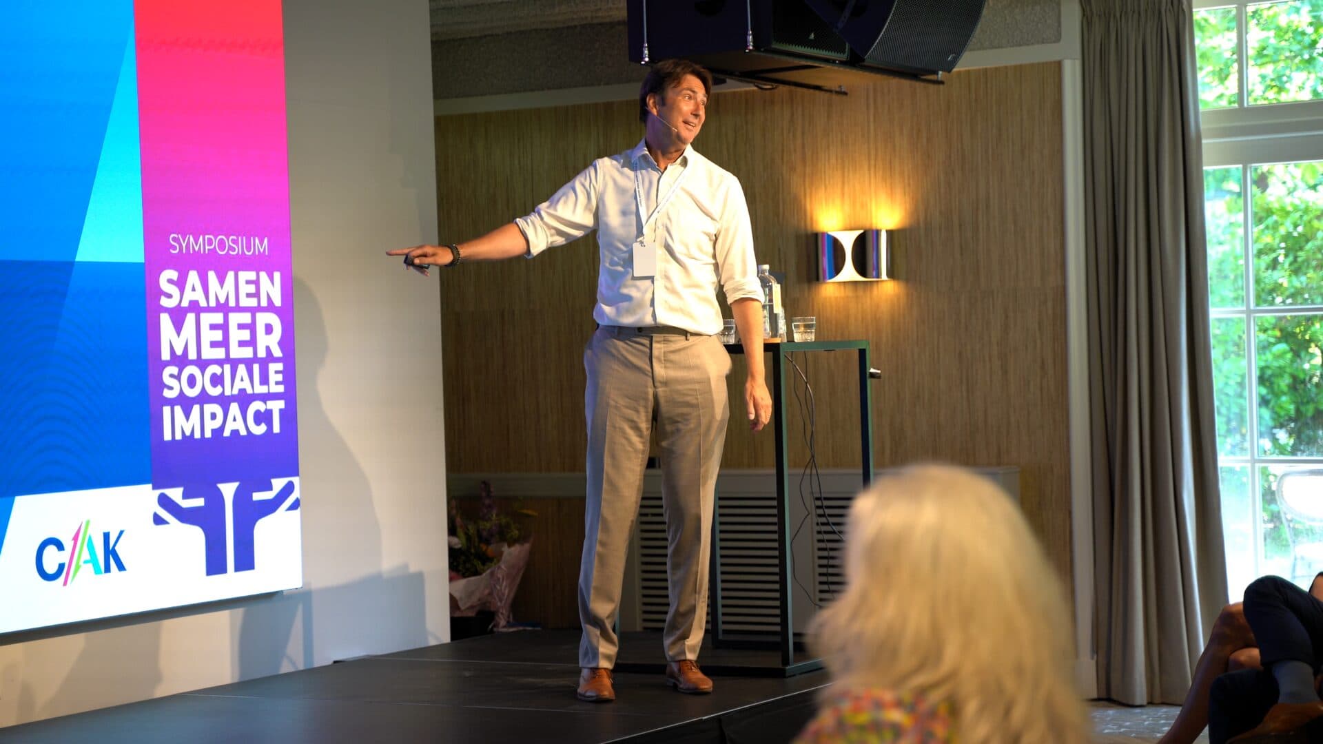 Spreker op het podium tijdens een symposium
