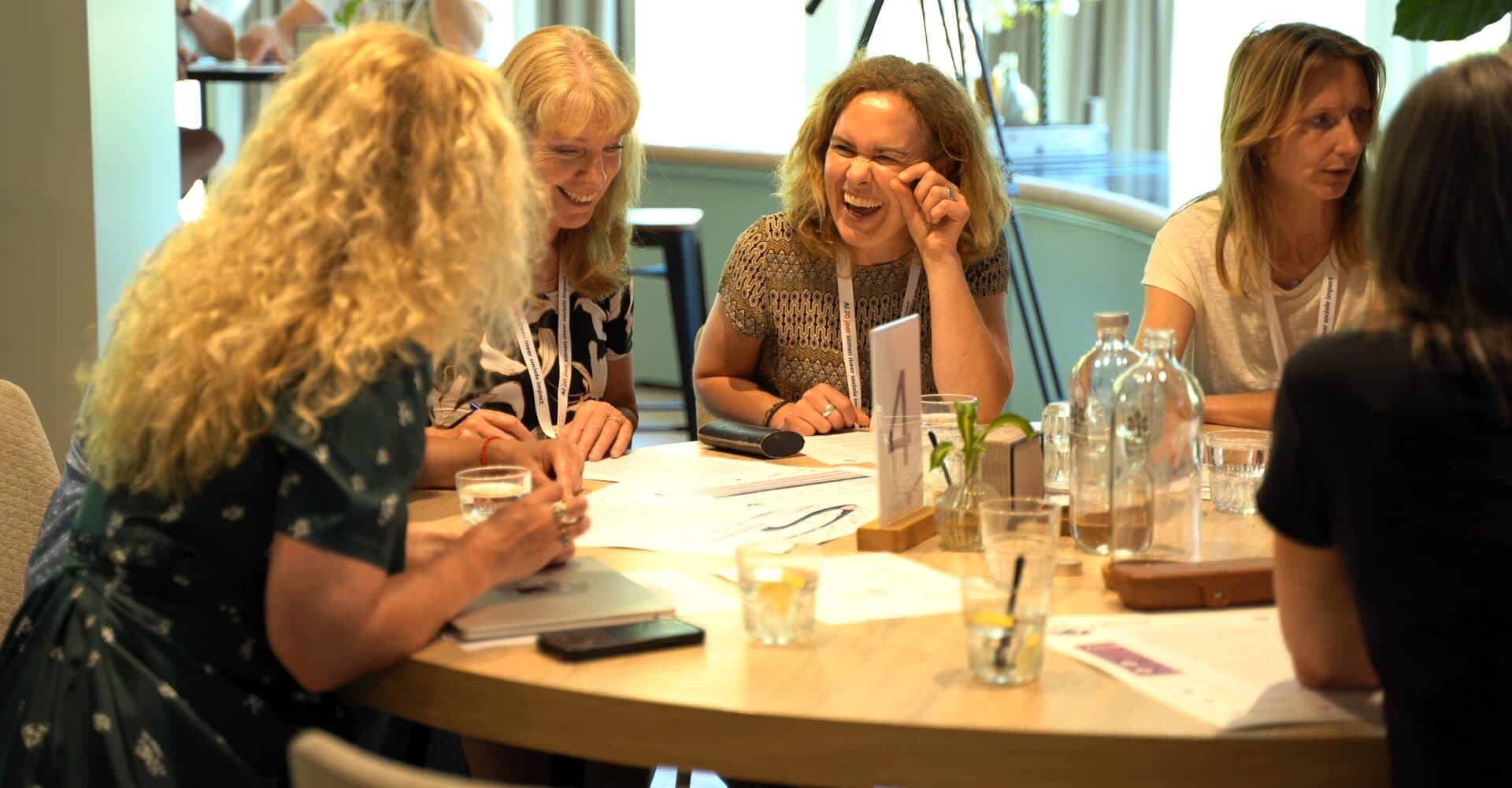 Deelnemers in gesprek aan tafel tijdens een symposium