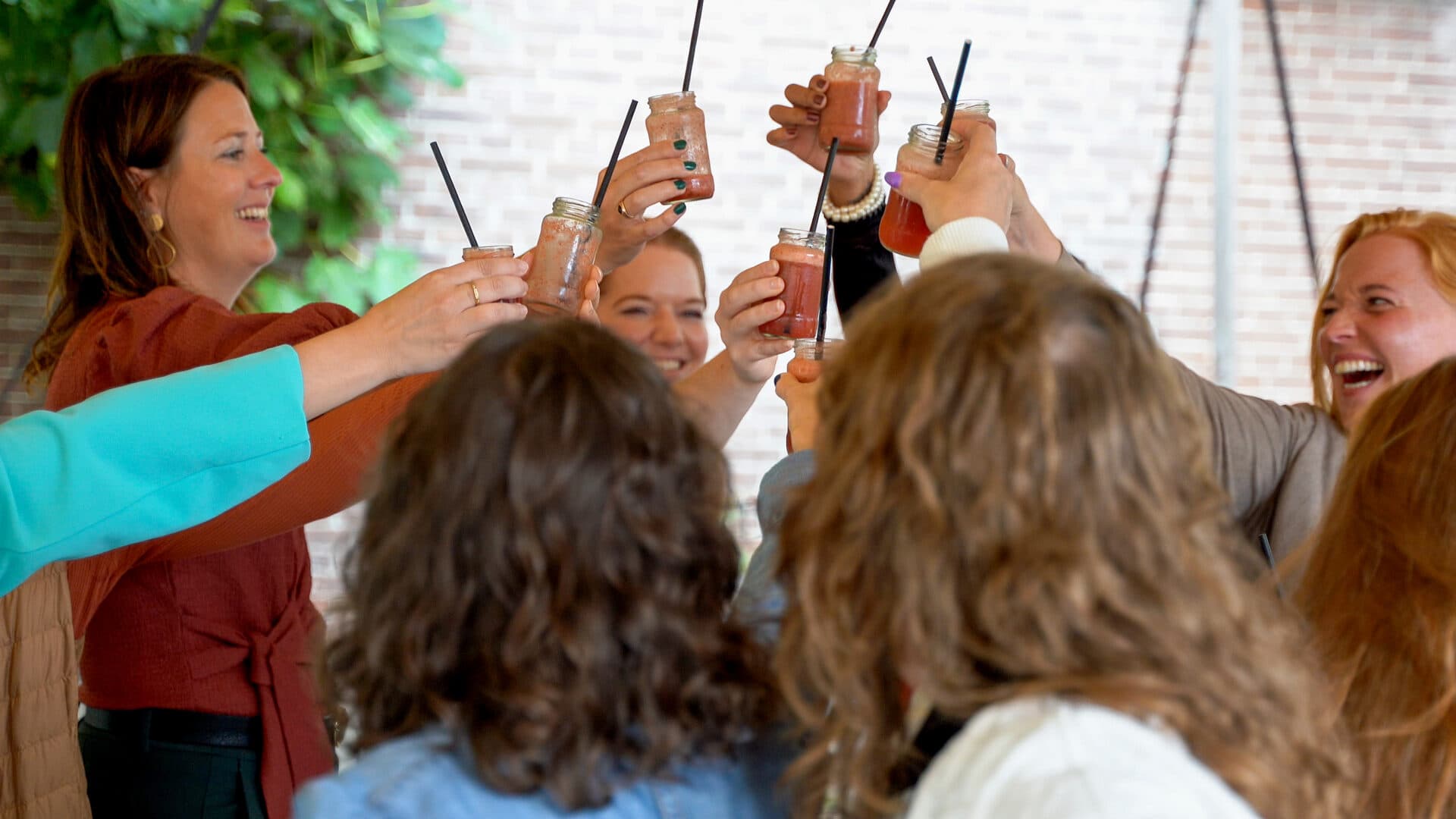Groep vrouwen die proosten tijdens een event