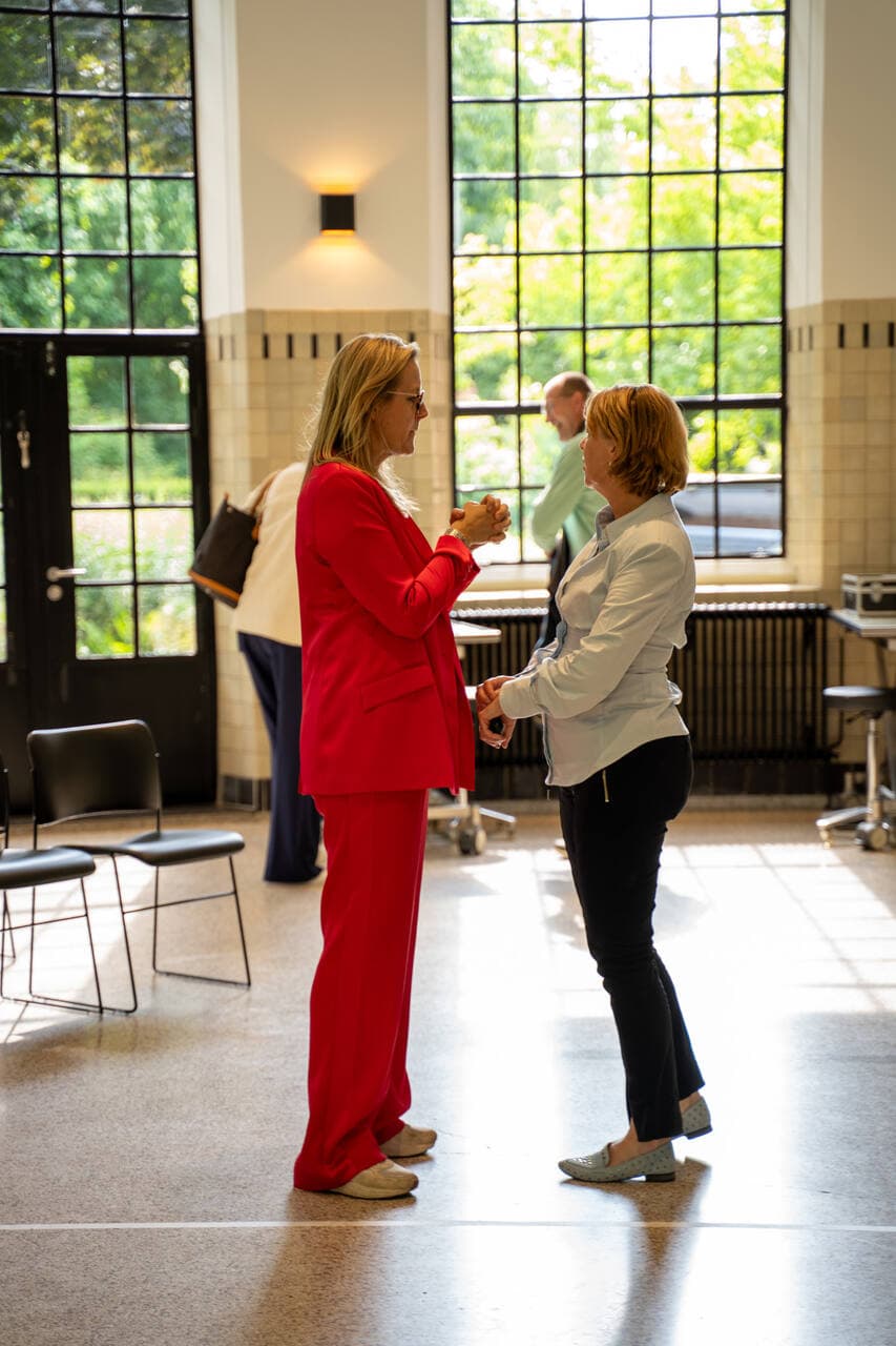 Twee deelnemers in gesprek tijdens een netwerkmoment