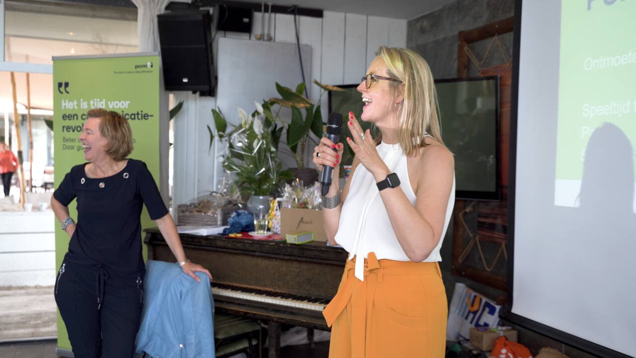 Presentator in gesprek met het publiek tijdens een bedrijfsevent