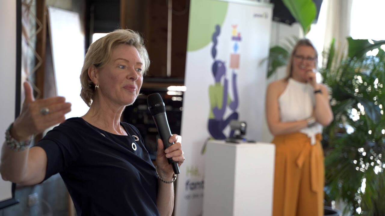 Spreker met microfoon tijdens een bedrijfsevent