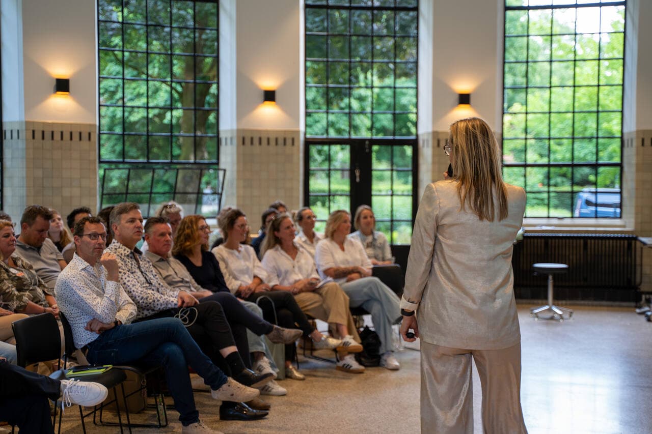 Spreker in gesprek met de zaal tijdens een training