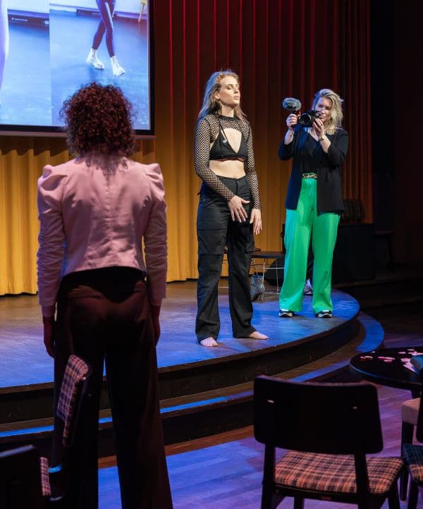 Irene filmt tijdens een event op een podium