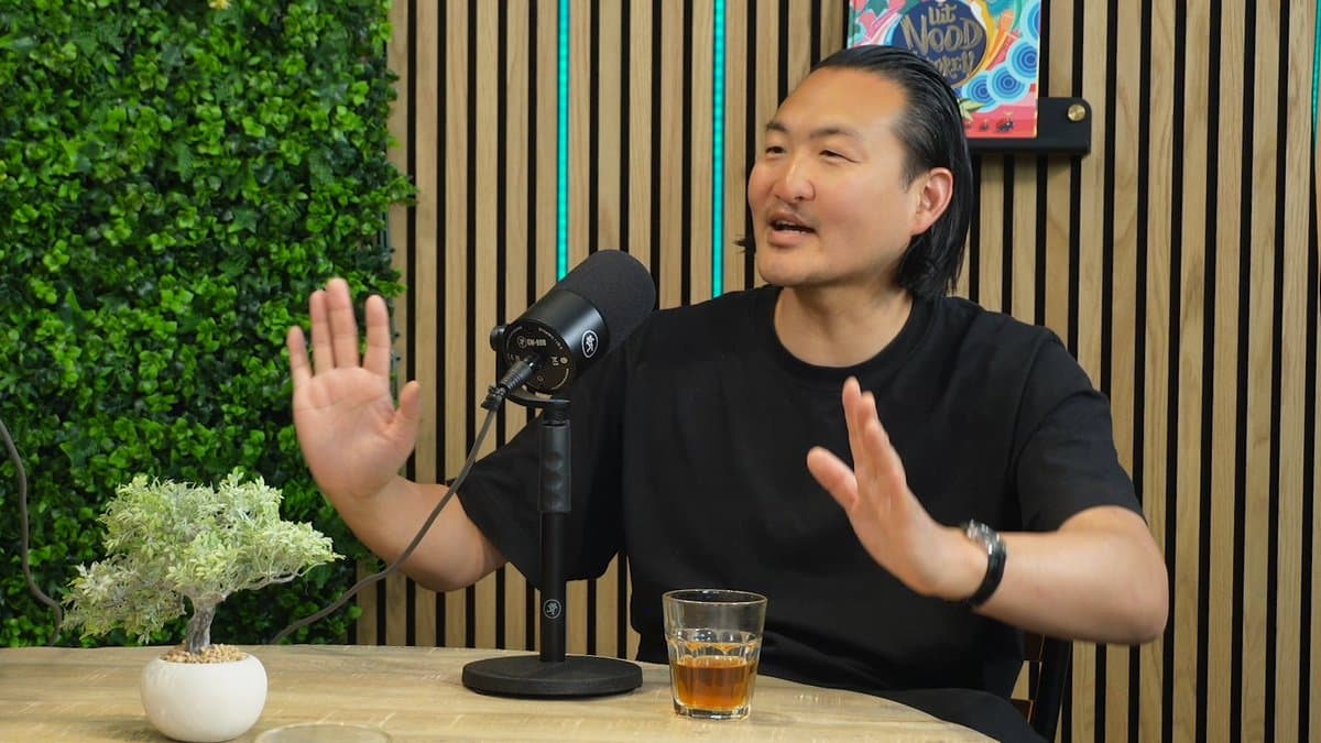 Gast in gesprek tijdens een opname in de podcaststudio