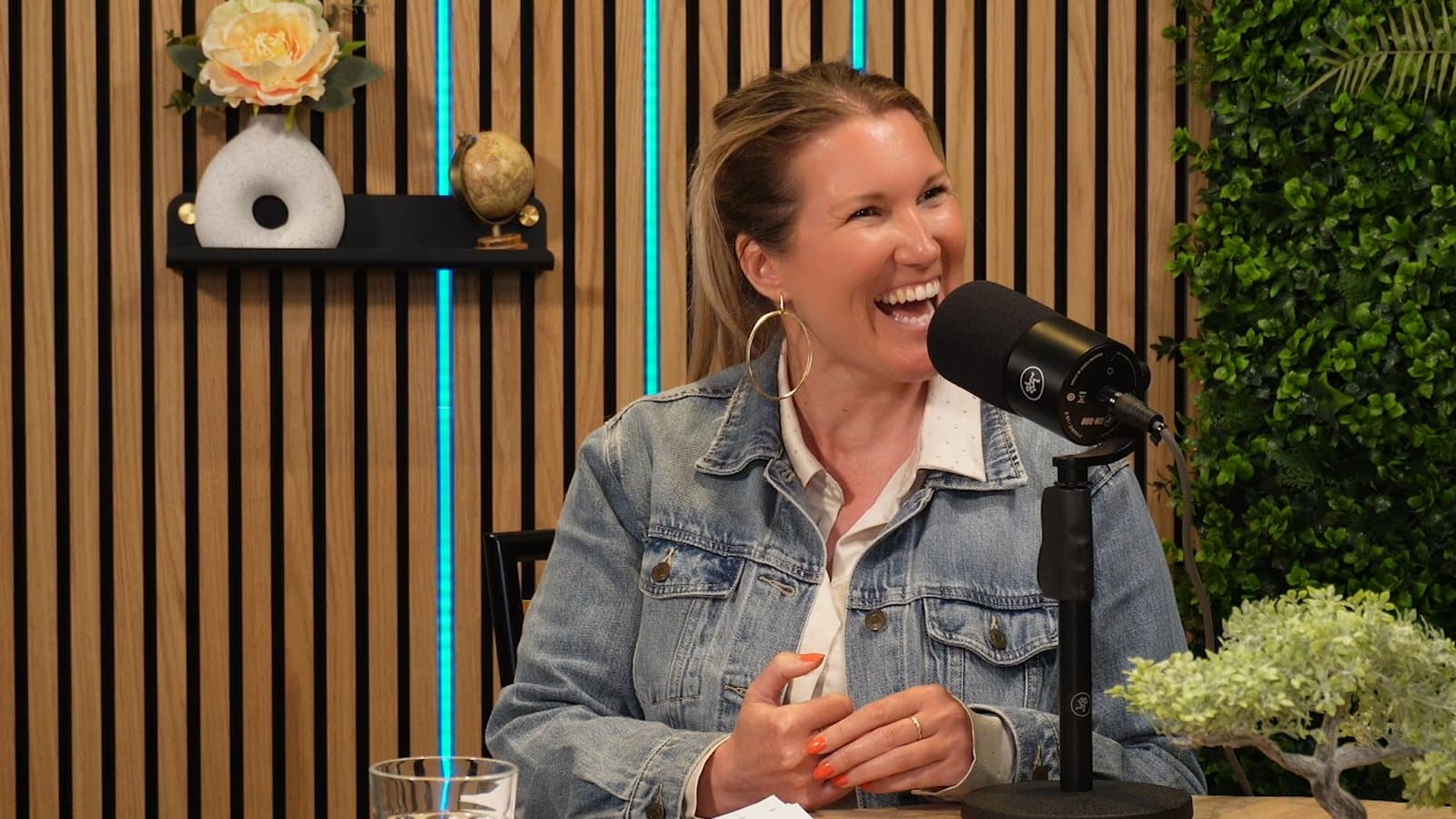 Lachende gast tijdens een opname in de podcaststudio