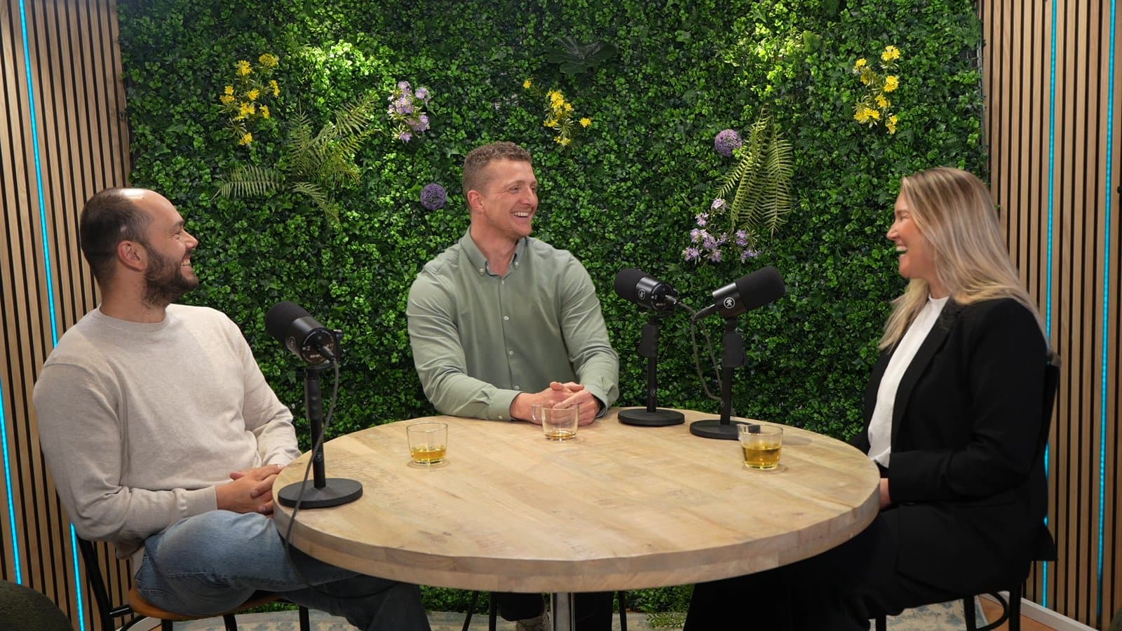 Interviewgesprek tijdens een opname in de podcaststudio