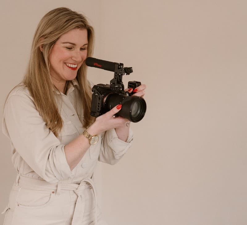 Portret van Irene Verwater met camera